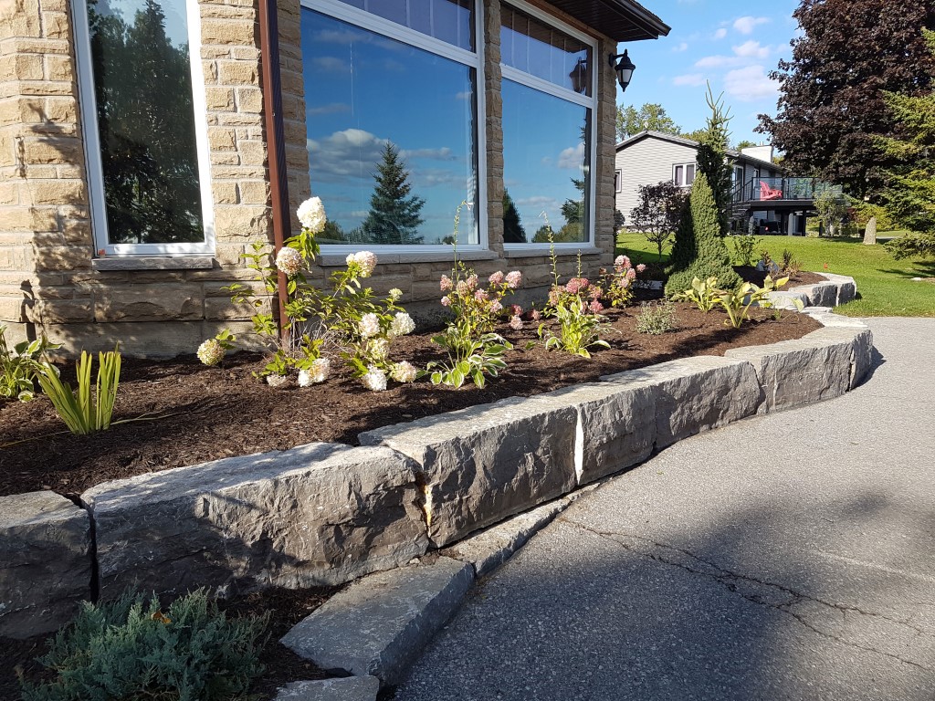 Outdoor Design Landscaping - Raised Beds